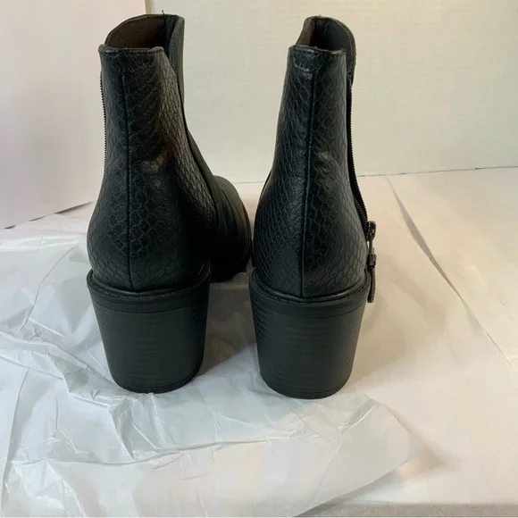 Clarks Linnae Way Black Ankle leather Boots Size 8.5
New without the box - Picture 4 of 16